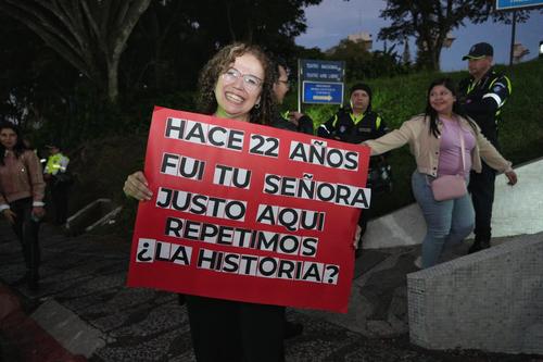 Anabella Reyes llegó con un cartel al concierto, ya que recordaba que el 8 de julio de 2013 el artista se bajó del escenario y le dedicó "Señoras de las cuatro décadas". Esperaba que en esta ocasión ocurriera lo mismo y pudiera compartir con él. (Foto: Wilder López)