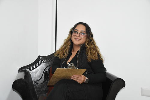 La especialista Lorena Barreno, explica que es necesario expresar las emociones para no sobrecargar al cuerpo. (Foto: Erick Colop/Colaborador)