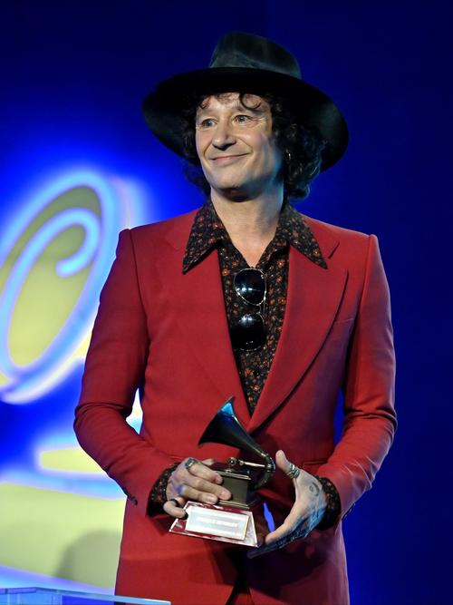 Enrique Bunbury recibe el Premio a la Excelencia por su destacada trayectoria. (Foto: X)