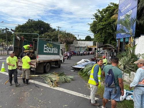 Persona de limpieza de la municipalidad de Escuintla realizó los trabajos de limpieza en el área afectada. (Foto: Conred)