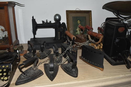 Planchas antiguas y máquinas de coser también son un atractivo. (Foto: Carlos Peláez/Colaborador)