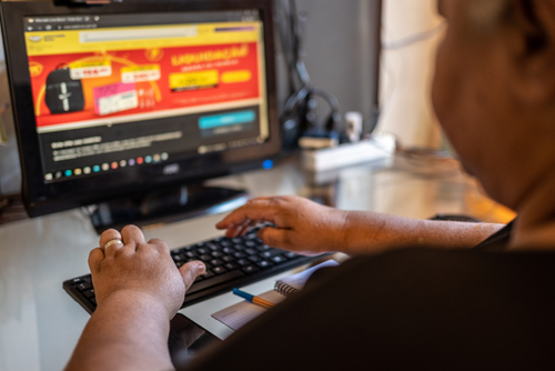 Pon atención a los perfiles con los cuales vas a establecer negocios en línea y revisa reseñas y calificaciones. (Foto: Canva/Soy502)