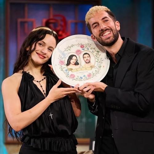 La cantante sostiene un plato conmemorativo de su disco y del programa. (Foto: X)