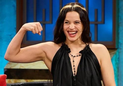 Durante la entrevista, Rosalía mostró su sentido del humor. (Foto: X)