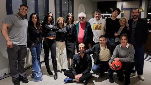 Rosalía junto al famoso cineasta Pedro Almodóvar, Estopa y otras celebridades. (Foto: X)