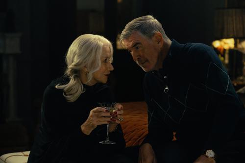 Los líderes de la familia criminal, Conrad (Pierce Brosnan) y Maeve Harrigan (Helen Mirren).