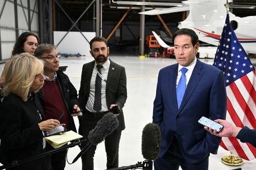 El secretario de Estado Marco Rubio, habla con los periodistas que lo acompañan en el Aeropuerto Internacional John C. Munro de Hamilton, Ontario. (Foto: AFP/Soy502)
