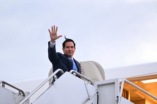 Rubio, saluda al abordar un avión antes de partir del Aeropuerto Internacional John C. Munro Hamilton, Ontario, tras la reunión de ministros de Relaciones Exteriores del G7. (Foto: AFP/Soy502)