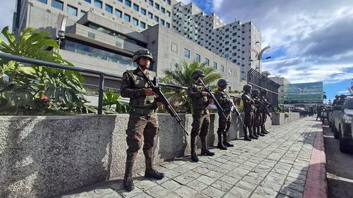 El Ejército de Guatemala resguarda a la delegación panameña previo al partido de futbol. (Foto: José Luis Pos/Colaborador)