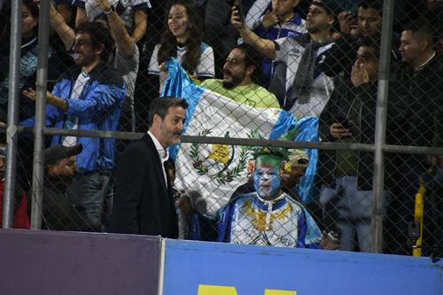 Aficionados chapines le hicieron frente al técnico de Panamá, reafirmando su papel como el jugador número 12. (Foto: Rudy Martínez / Nuestro Diario)