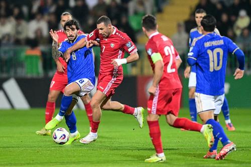 Tonali (8) disputando un balón con Artur Ionita, en un partido que se le complicó más de lo esperado a la Azzurra. (Foto: AFP)