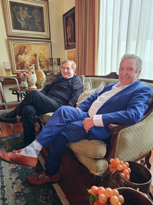 Una de las últimas publicaciones de Danilo Roca en redes sociales, acá junto al expresidente Vinicio Cerezo. (Foto: Facebook Danilo Roca/Soy502)