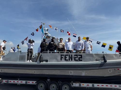Elementos de la Marina de Guatemala participaron en el acto de entrega de equipo y embarcaciones. (Foto: SCSP)