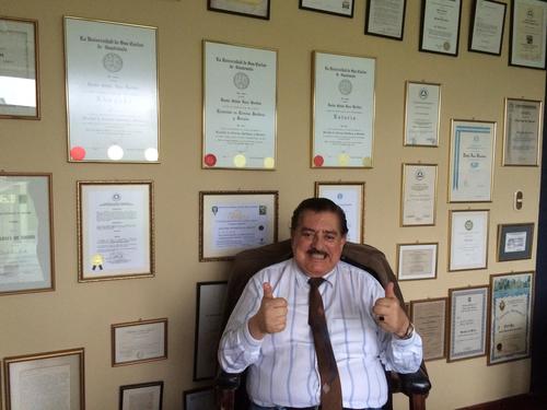 Foto publicada por Danilo Roca en septiembre de 2014, junto a sus títulos y algunos reconocimientos. (Foto: Facebook Danilo Roca/Soy502)