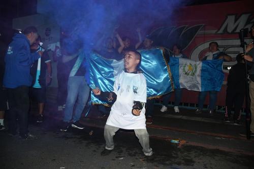 Hasta los niños cantaron el "Vamos Guate" en un emotivo banderazo. (Foto: Rudy Martínez)