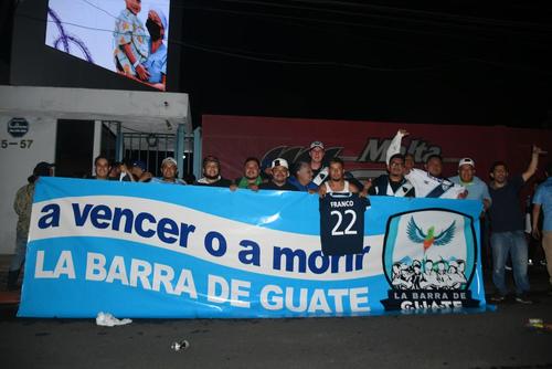 La Barra de Guate se hizo presente para demostrar el apoyo de los jugadores. (Foto: Rudy Martínez)