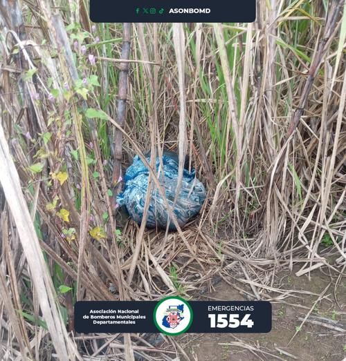 El cuerpo estaba envuelto en sábanas entre los cañaverales del sector. (Foto: Asonbomd)