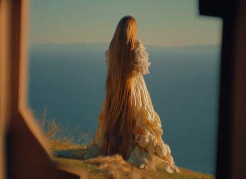 El adelanto del videoclip muestra una estética cargada de emoción. (Foto: X)