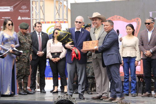 Cada embajador recibió el recuerdo de la vigésima edición del mueble. (Foto: Mario Equité/Colaborador)