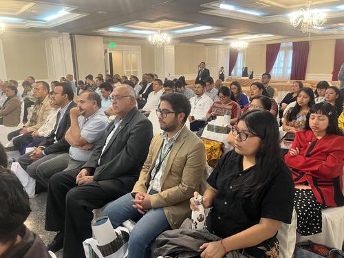 Autoridades y colaboradores celebran la publicación que reafirma a Guatemala como cuna del maíz mesoamericano. (Foto: Sandra Sebastíán/Colaboradora)