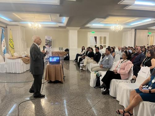 El doctor César Azurdia presenta oficialmente el libro “Maíces de Guatemala” ante investigadores y autoridades del sector ambiental. (Foto: Sandra Sebastíán/Colaboradora)