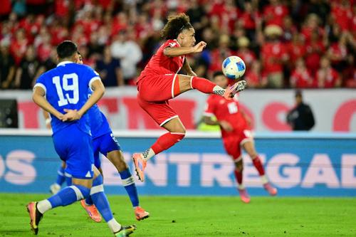 Carrasquilla controla un balón aéreo en un duelo ampliamente dominado por el cuadro canalero. (Foto: AFP)