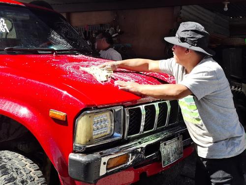 Los expertos recomiendan encerar la pintura al menos dos veces al año para protegerla del clima. (Foto: Josué Ardeano/Colaborador)
