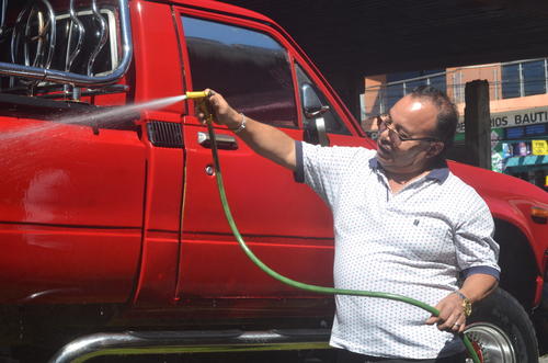 El lavado constante evita que el polvo se adhiera a la superficie y desgaste la pintura. (Foto: Josué Ardeano/Colaborador)