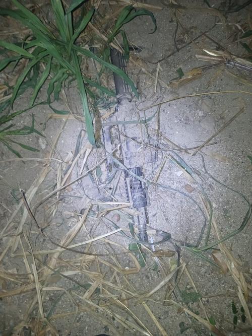 Las autoridades localizaron un arma de fuego tipo fusil, posiblemente Calibre 223. (Foto: Nuestro Diario)