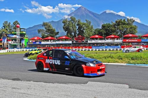 El piloto Juanes Morales, lució intratable en la categoría Turismo Sport, y llega a la última carrera del año, con el título de su categoría, ya conquistado. (Foto: PSLMX)