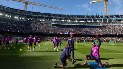 El equipo catalán ya realizó un entrenamiento en el Camp Nou este mes ante su afición. (Foto: AFP)