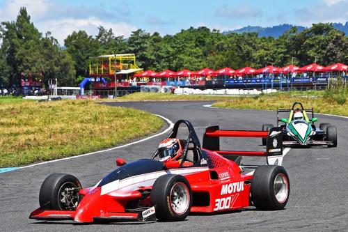 El experimentado, Mauricio Roque, es siempre protagonista en cualquier división en la que participe, y prueba de ello es la Fórmula GT. (Foto: PSLMX)
