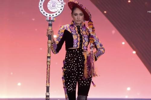 La chaqueta de terciopelo negro destaca como pieza clave del atuendo. (Foto: X)