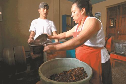 Las familias chocolateras mantienen técnicas tradicionales para preparar el cacao de forma artesanal. (Foto: Pablo Espinoza/Colaborador)