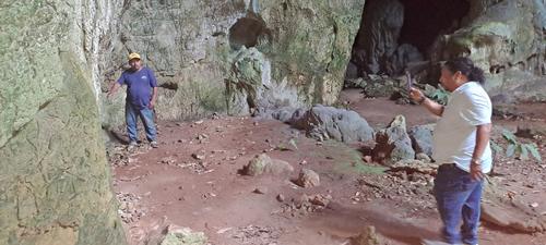 Turistas observando las pinturas rupestres en las cuevas. (Foto: Carlos Pelaez/Colaborador)