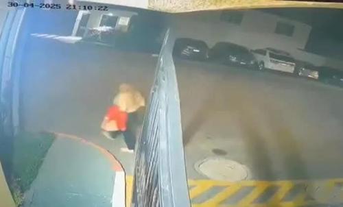 En este video se confirma la vestimenta con la que Anfer fue vista por última vez el 30 de abril: pantalón color negro, blusa blanca y sandalias, llevando en las manos una chaqueta color rojo y una cartera color café o beige. (Imagen recuperada del video original / Cortesía)