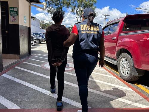 La detenida fue identificada solo como Sara, alias "La Flaca". (Foto: PNC)