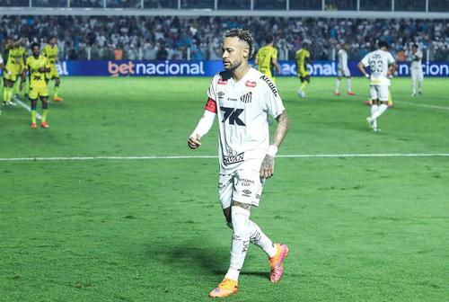 A pesar de mostrar molestias físicas, el astro brasileño terminó el partido. (Foto: Santos FC)