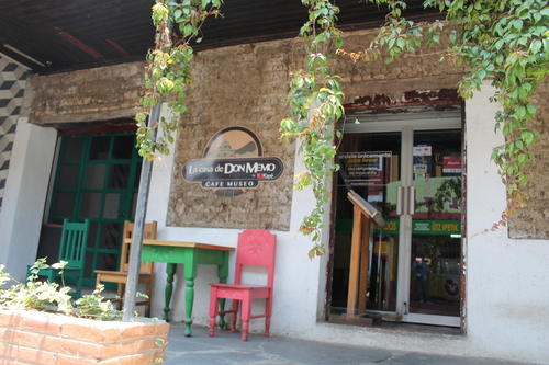 En la fachada de su casa se encuentra la cafetería a nombre del artista. (Foto: Alfonso Guárquez/Colaborador)