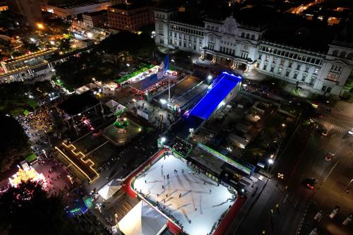 La Plaza de la Constitución estará llena de coloridos navideños durante un mes. (Foto: Wilder López/Soy502)