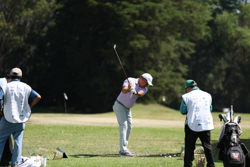 Los golfistas aprovechan los momentos previos a tomar su salida, para realizar tiros de práctica, y así afinar sus golpes. (FOTO: Saulo López / ASOGOLF)