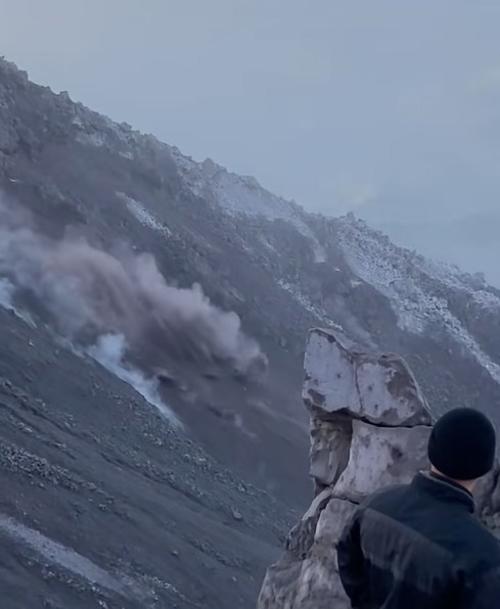 La exposición a las piedras que expulsa el volcán es una actividad extremadamente peligrosa, pese a las advertencias de las autoridades usuarios de redes sociales persisten en exponer su seguridad. (Foto: redes sociales)