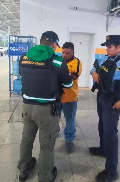 Juan "N", es esposado a su ingreso en territorio guatemalteco. (Foto: PNC/Soy502)