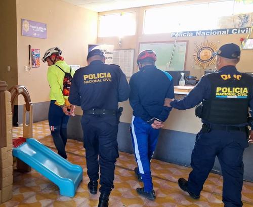 Los hermanos fueron sorprendidos mientras agredían a la víctima con puñetazos y puntapiés, según indicó la PNC. (Foto: PNC)