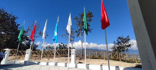 Frente a la cúpula y torre se colocaron banderas de los municipios, de las estaciones y celebraciones de municipio. (Foto: Luis Enrique Padilla/Colaborador)