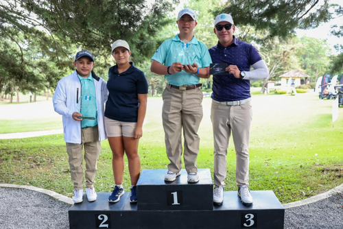 Los campeones, Ted Kim y Nery Reyes, y los subcampeones Marvin Tello y Daniela Hernández, subieron al podio de ganadores. (FOTO: Saulo López – ASOGOLF)