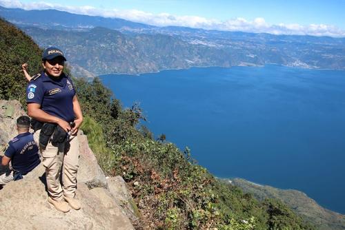 Desde lo alto, los visitantes hacen una pausa para contemplar el lago. (Foto: Alfonso Guárquez/Colaborador)