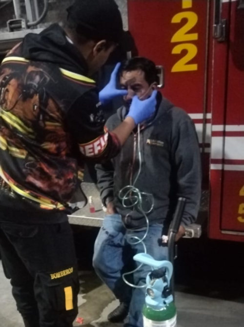 Al lograr huir de los atacantes, el piloto llegó a la estación de Bomberos Voluntarios de Los Encuentros para solicitar asistencia médica. (Foto: Bomberos Voluntarios)