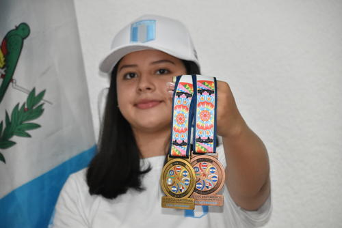 Con orgullo mostró sus dos medallas de oro y bronce. (Foto: Marvin Pos/Colaborador)