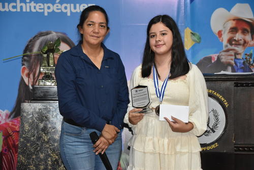 La gobernadora Mariana Enríquez le hizo entrega de un reconocimiento a Nicole Barrera por ser campeona centromericana. (Foto: Marvin Pos/Colaborador)